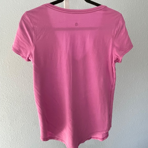 LULULEMON V-Neck LOVE 🩷 TEE, Size 4-6, Pink  SOFT! - Picture 2 of 4